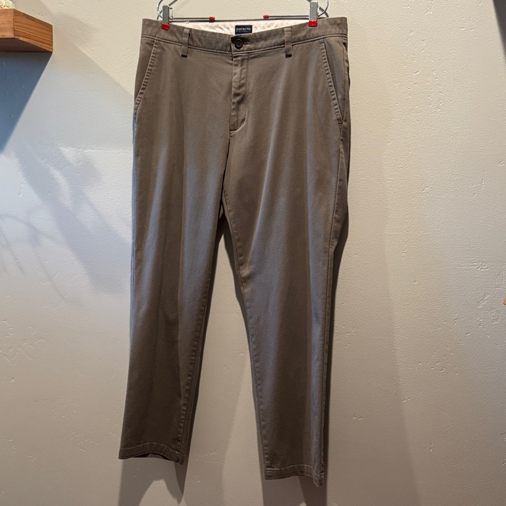 Dockers Men's Straight Fit Khaki Chinos Business Casual Church Meeting Pants